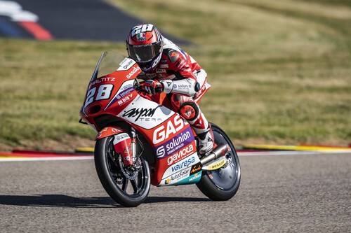 ¡Vaya baño! Izan Guevara se pasea en Sachsenring para quedarse a las puertas del liderato de Moto3