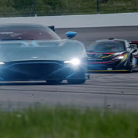 ¡Batalla en circuito!: McLaren P1 GTR vs Aston Martin Vulcan, en vídeo