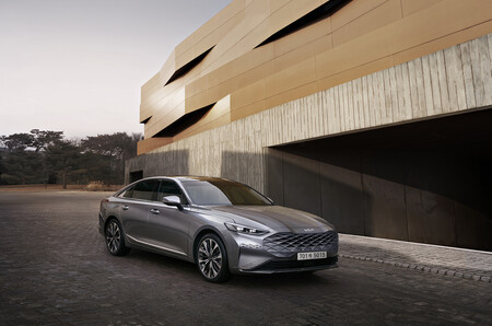 KIA K8, el primer modelo que integra la nueva imagen de la marca