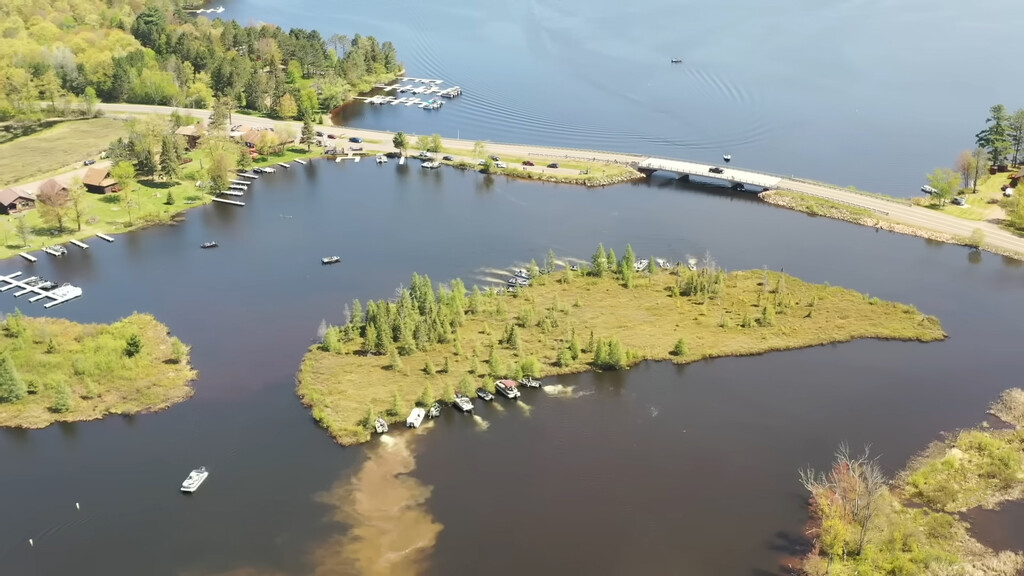 Cada año, los habitantes de Wisconsin tienen que mover una isla de sitio. Y lo hacen empujándola con más de 25 barcos . Noticias en tiempo real