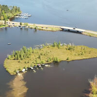 Imagina tener que usar 25 barcos para empujar y mover una isla. Pues eso es lo que tiene que hacer cada año esta gente