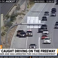 Su primera persecución: cazan a un niño de 10 años que conducía por la autopista. Su padre iba en el asiento trasero bebiendo