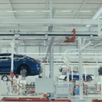 Visita rápida a la cadena de montaje de Tesla gracias a estos dos vídeos