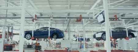 Visita rápida a la cadena de montaje de Tesla gracias a estos dos vídeos