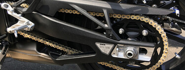 Lubricar bien la cadena de la moto es sagrado, así que hemos probado los principales sprays de supermercado. Y no todos valen