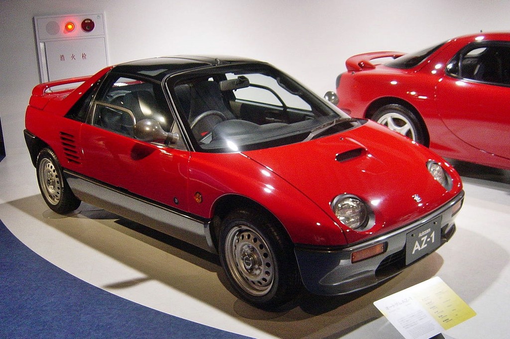 El Mazda AZ-1 que lo tenía todo para triunfar y fracasó: motor central, tracción trasera y alas de gaviota