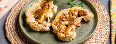 Receta de filetes de coliflor al horno con salsa chimichurri, para comer sano sin comprometer el sabor (con vídeo incluido)