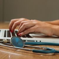 "Ve dónde un humano no". ChatGPT salva a un niño después de que 17 médicos no lograsen un diagnóstico correcto