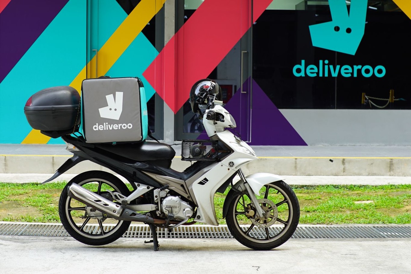 "Lo estamos pasando mal. Estamos desprotegidos": hablamos con los riders que siguen repartiendo en moto durante el confinamiento