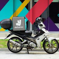 ''Lo estamos pasando mal. Estamos desprotegidos'': hablamos con los riders que siguen repartiendo en moto durante el confinamiento 