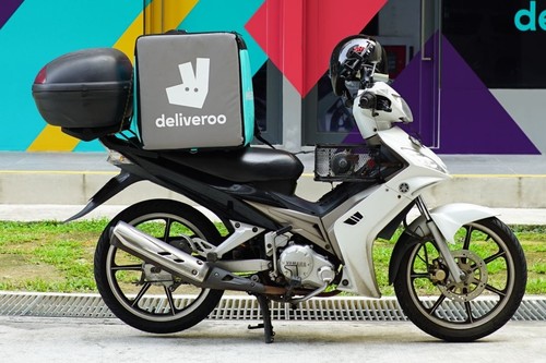 "Lo estamos pasando mal. Estamos desprotegidos": hablamos con los riders que siguen repartiendo en moto durante el confinamiento