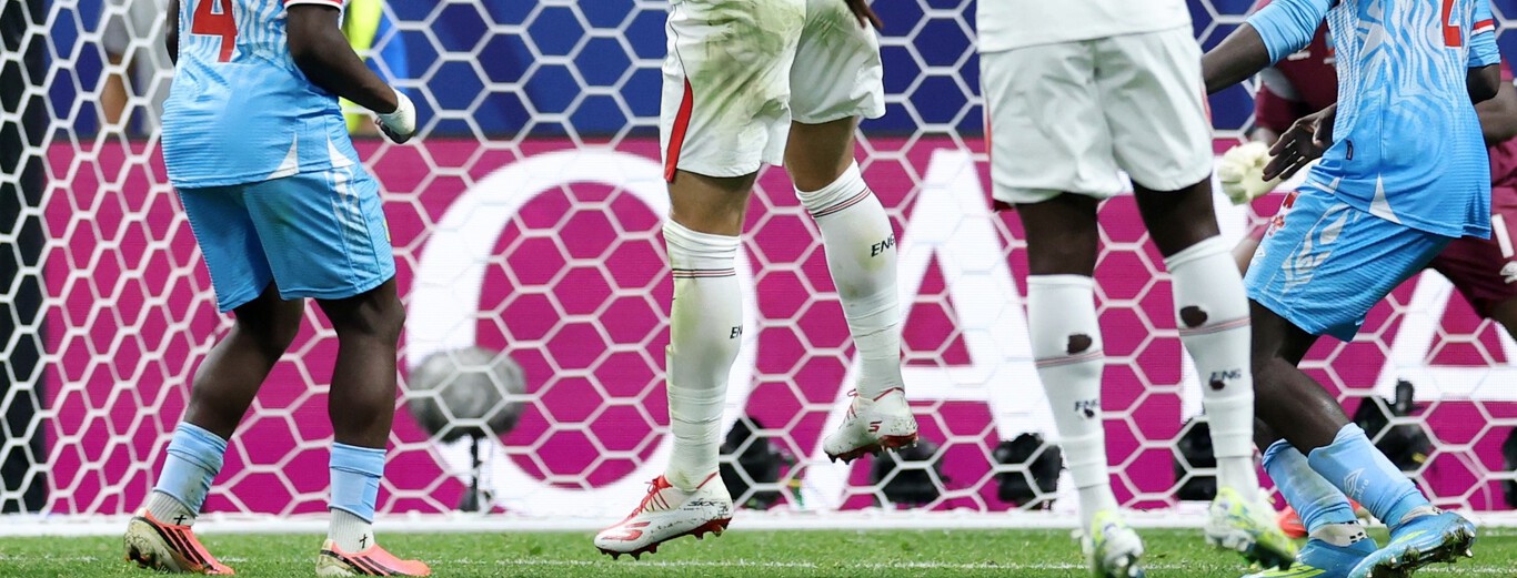 Los futbolistas en la Copa del Mundo están cortando sus calcetines a propósito: aunque la FIFA lo permite, pero los expertos afirman que no sirve de nada