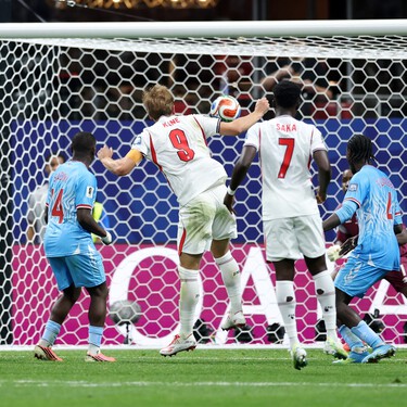 Los futbolistas en la Copa del Mundo están cortando sus calcetines a propósito: aunque la FIFA lo permite, pero los expertos afirman que no sirve de nada