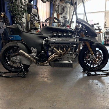 La moto con motor Ferrari que será el sueño de cualquier amante de la velocidad: 400 caballos, motor V8 y un rugido espectacular