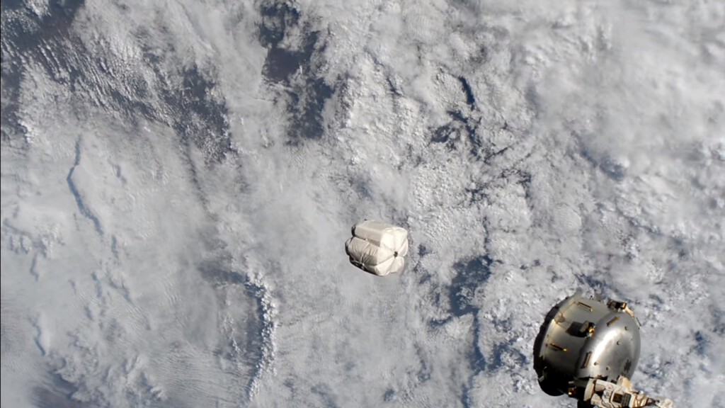 El nuevo método de la ISS para deshacerse de la basura es... arrojarla hacia la Tierra