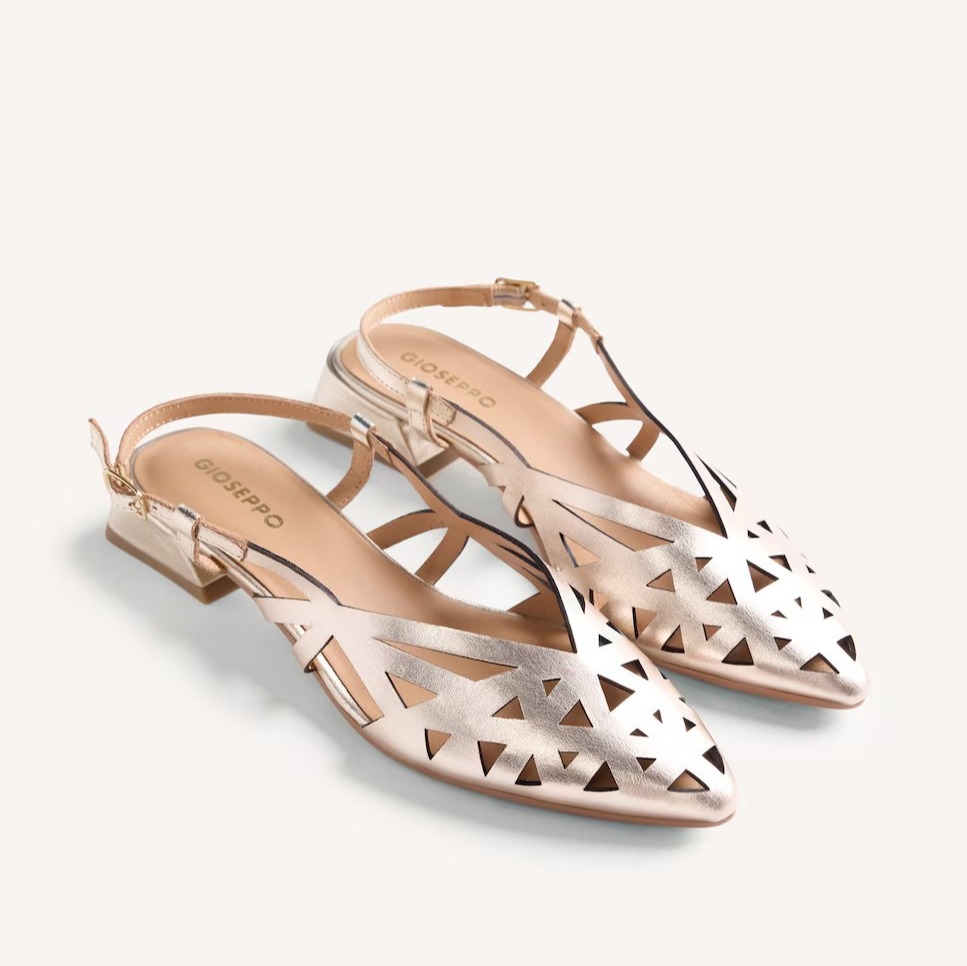 Zapatos dorados destalonados con aperturas de Gioseppo
