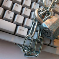 ¿Puede la empresa seguir a personas en las redes sociales? Así afecta a la LOPD