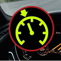 Hay un testigo de un reloj verde que se enciende en el cuadro de tu coche. Esto es lo que significa 