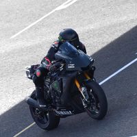 Lewis Hamilton ha vuelto a cambiar su coche de Fórmula 1 por una moto... y ha acabado en el suelo