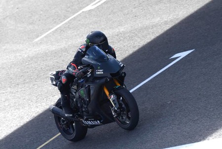 Lewis Hamilton ha vuelto a cambiar su coche de Fórmula 1 por una moto... y ha acabado en el suelo