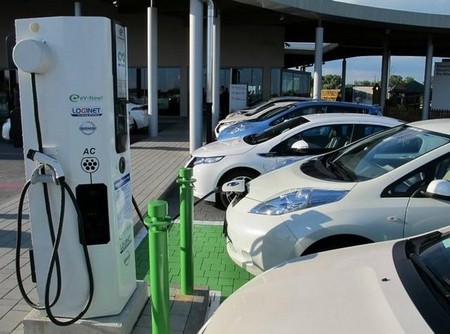 Nissan y Auchan pondrán a funcionar 130 puntos de recarga rápida en Francia