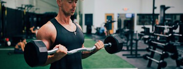 Haz esto en tu entrenamiento si tienes un brazo más fuerte y grande que el otro y deseas equilibrarlos 