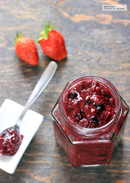 Mermelada de frutos rojos y chía. Receta sin azúcar para acompañar el desayuno
