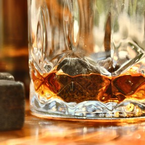Este es el mejor whisky para tomarlo 'on the rocks': sin ahumar y con aromas florales
