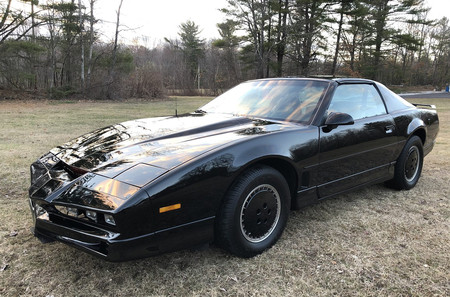 No es KITT, pero se le parece mucho: alucina con esta réplica del coche fantástico subastada por 30.000 euros