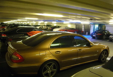 Mercedes E63 AMG dorado