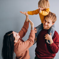Cuatro frases positivas que los niños necesitan escuchar para educar con éxito, según una experta en crianza 