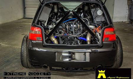Este Golf R32 monta un V10 de Lamborghini, biturbo