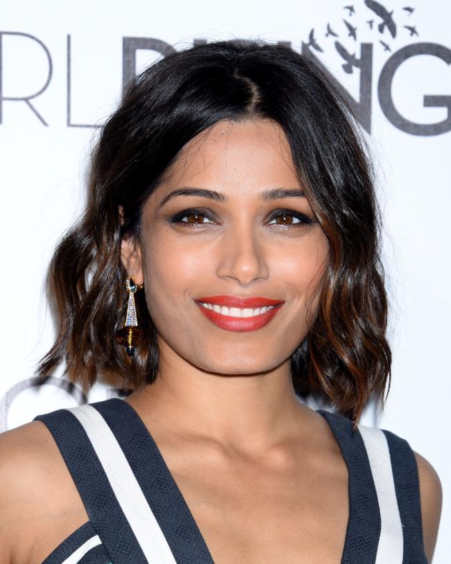 ¡Freida Pinto reaparece en la fiesta previa a los Oscar de Vanity Fair