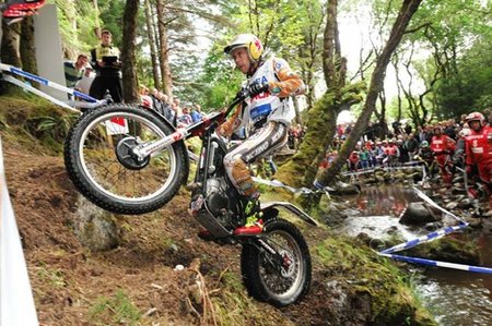 Adam Raga planta cara en Fort William