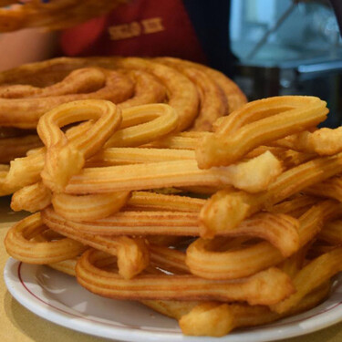 Dónde tomar los mejores churros con chocolate de Madrid capital: nueve direcciones imprescindibles 