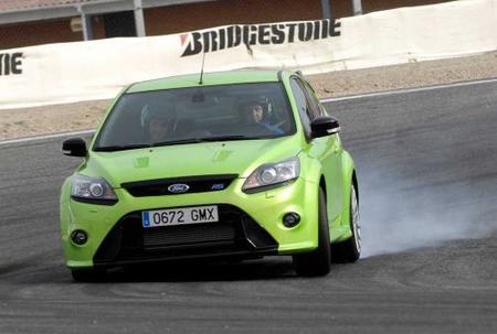 Mikko Hirvonen coge la bici y Carlos Sastre el Focus RS