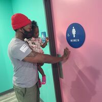 "Yo llevo a mi hija al baño de mujeres": la publicación viral de un padre que explica sus razones tras esta decisión