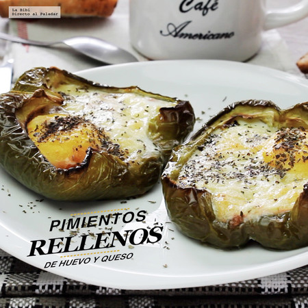 Pimientos rellenos de huevo y queso. Receta de desayuno en video