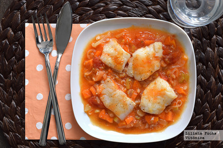 Bacalao en salsa de tomate, puerro y zanahoria. Receta saludable