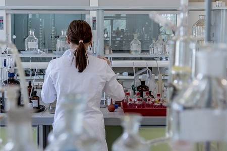 Debido a la COVID, los exámenes de acceso universitario no fueron presenciales y eso hizo que accedieran más mujeres (con un pero)