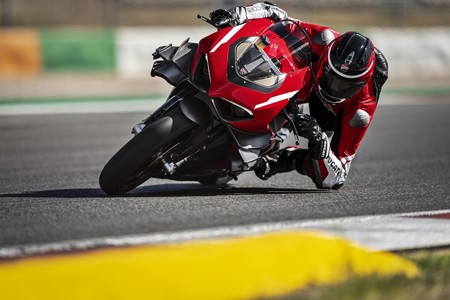 ¡Sube el volumen! Así suena la Ducati Superleggera V4 haciendo un exorcismo de 234 CV y más de 300 km/h