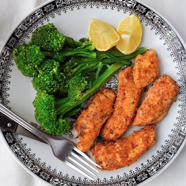 Filetes de pollo al parmesano con bimi al vapor: receta rápida y sana para cuidarse entre semana