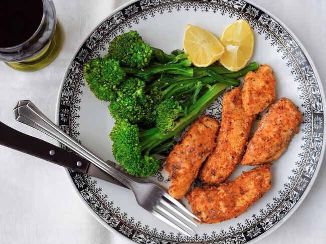 Filetes de pollo al parmesano con bimi al vapor: receta rápida y sana para cuidarse entre semana