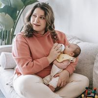 La OMS critica que las marcas de leche de fórmula pagan a las redes sociales e influencers para recopilar información de las madres 