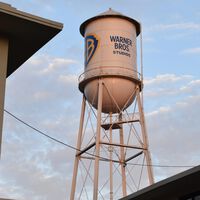 Comienza la batalla por Warner Bros. Netflix, Comcast y Paramount quieren quedarse con la compañía de David Zaslav