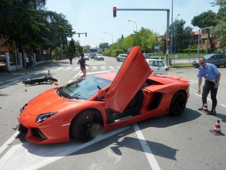 Dolorpasión™: Otro Lamborghini Aventador al taller por colisionar con una moto