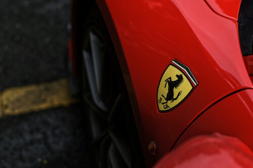 Cada escudo da Ferrari é pintado à mão e pode custar até 2.000 euros / Imagem: Unsplash (Jash Kothari)