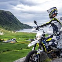 Husqvarna 701 Supermoto: así se defiende en circuito, pues imaginad en carretera 