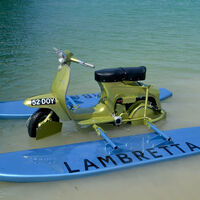 El día que Lambretta vaciló al mundo con su Amphi-Scooter: la única moto de carretera y agua que alguien vende en 2023
