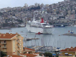 Un crucero encalla en Turquía con 1300 turistas a bordo